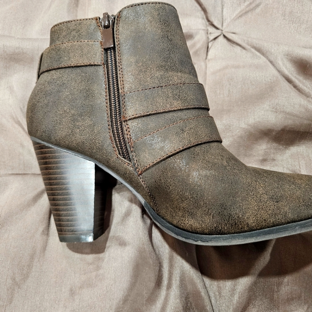 Women's ankle boots Forever brand size 8 brownish leather distress color